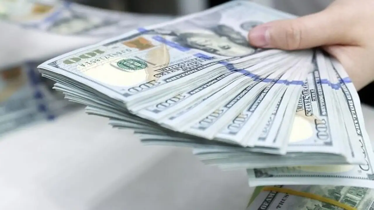 سعر صرف الدولار الأمريكي يسجل أعلى مستوى له منذ أكثر من عام اليوم